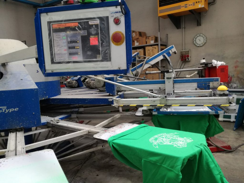 Stampa serigrafica automatica su felpe